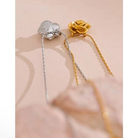 Gorgeous 18k Gold Plated Delicate Roses Necklace - Picture 3 of 5